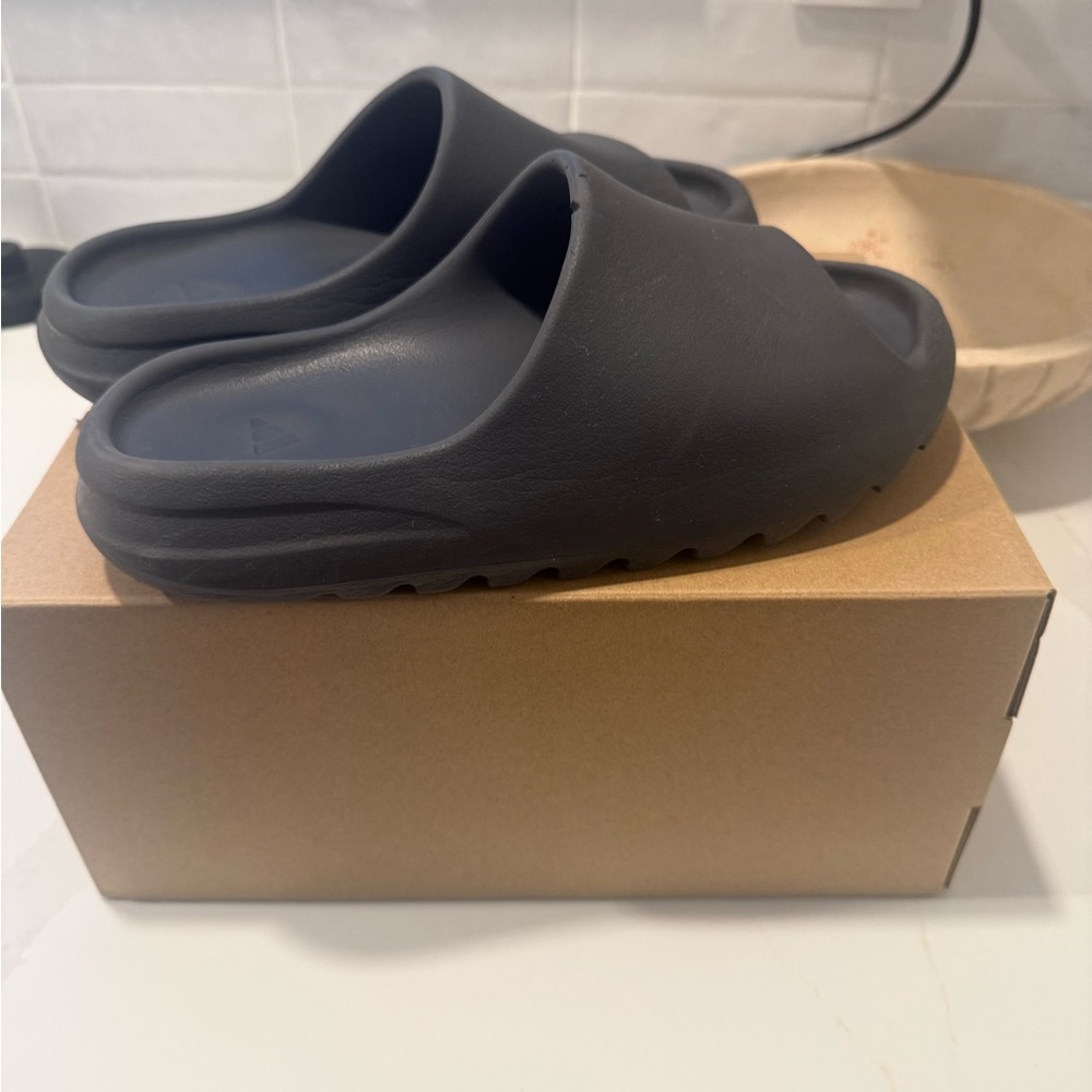 Yeezy slides size 8 dark gray - Picture 5 of 5